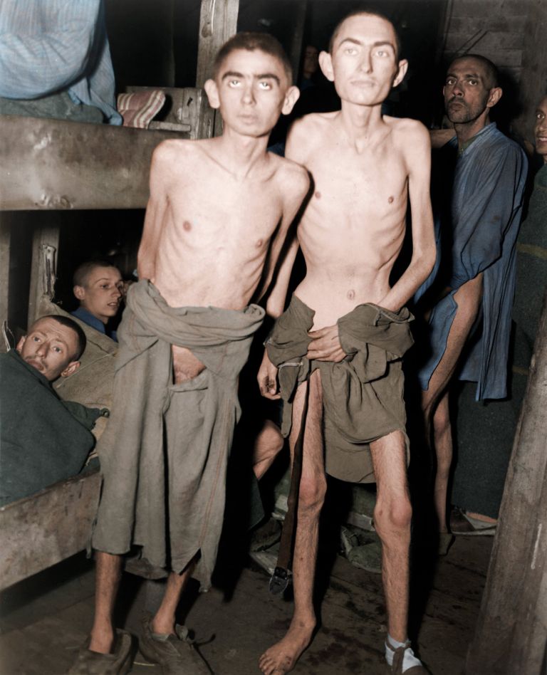 دوو زیندانی جوولەکە کە لەلایەن سوپای ئەمەریکاوە رزگاکراون، 04/05/1945